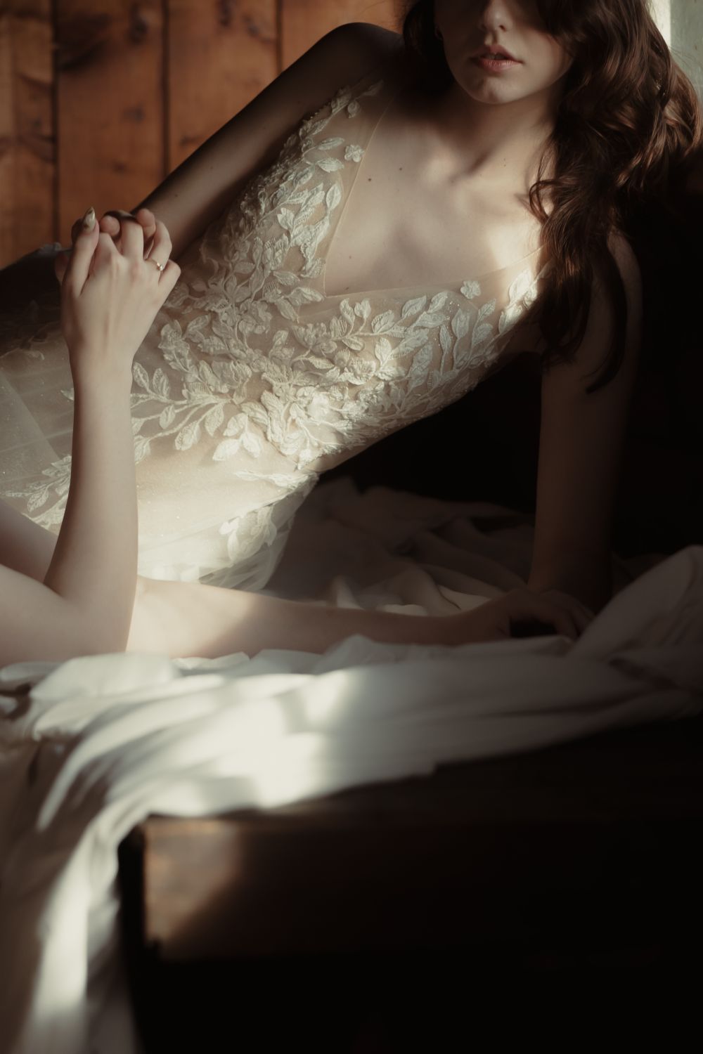 Brautfoto mit Spitzenkleid und Fokus auf Hände, in einer Hütte nahe Wien