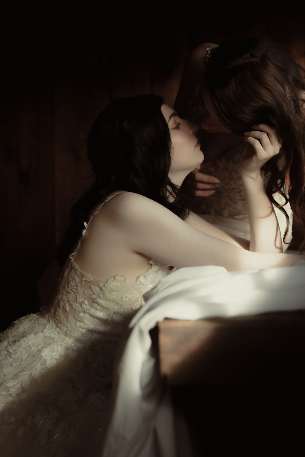 Zwei Bräute in Brautkleidern, kurz vor dem ersten Kuss