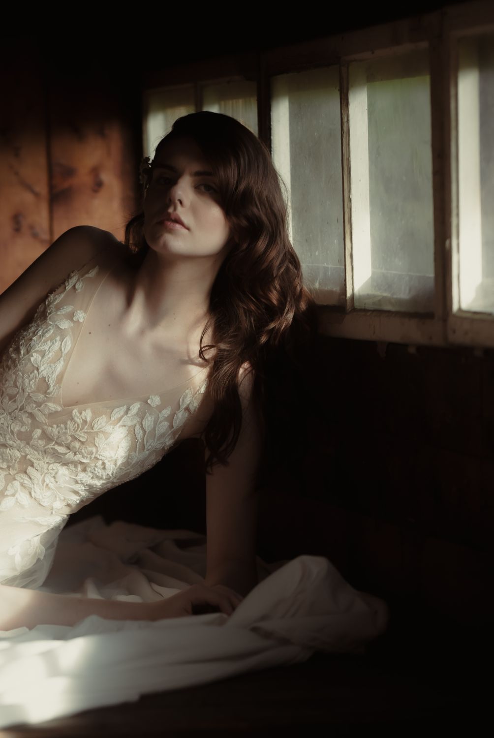 Braut Portrait am Hochzeitstag, mit weißem Hochzeitskleid am Fenster